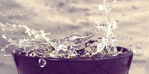 orinar-dentro-o-alrededor-del-agua-del-retrete