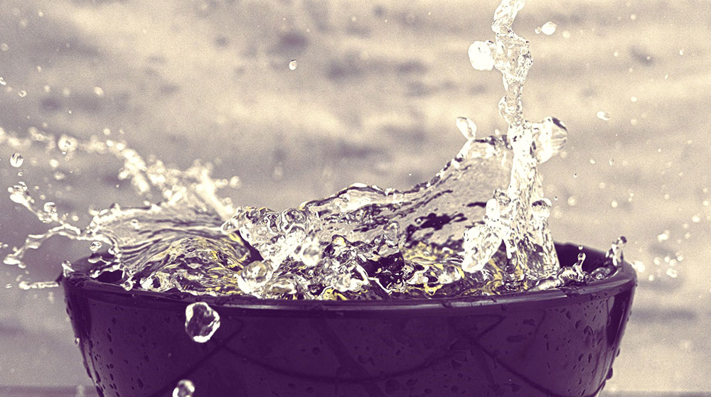 orinar-dentro-o-alrededor-del-agua-del-retrete